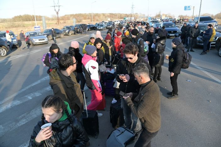 Photo of displaced Ukrainians queueing