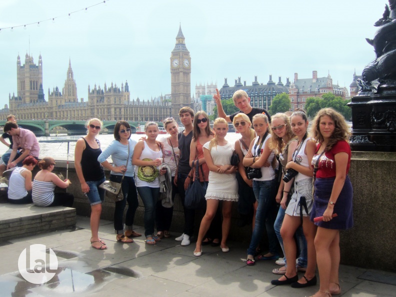 Students on the Thames in front of Big Ben