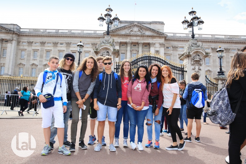 Group of students outside Buckingham Palace