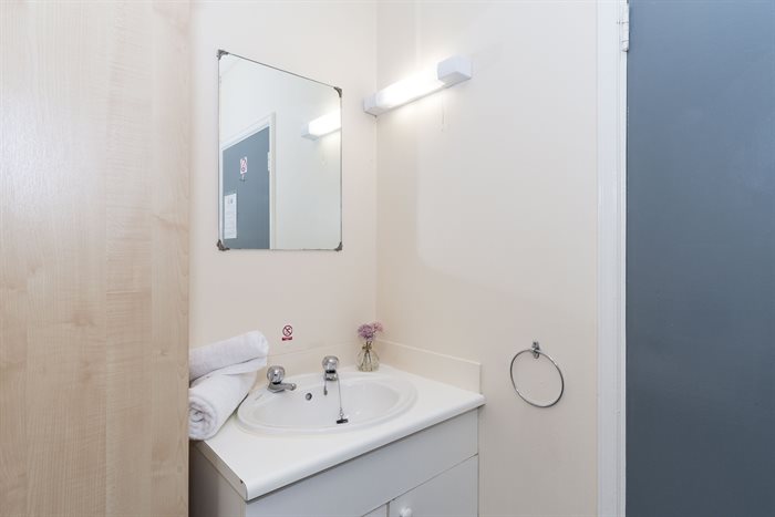 Wash basin and mirror in Graham bedroom