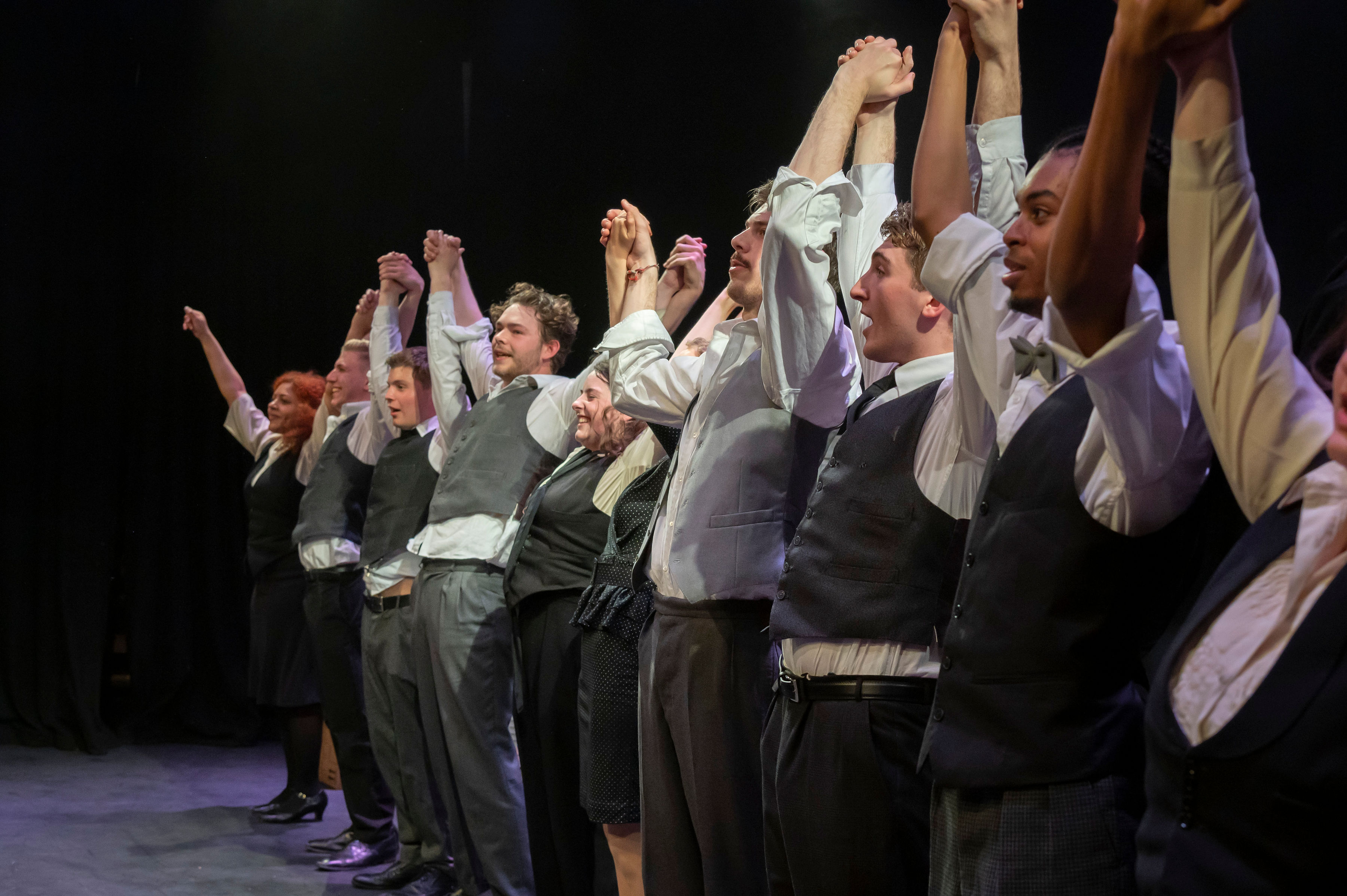 actors-bowing-stage