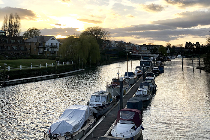 photo of teddington lock