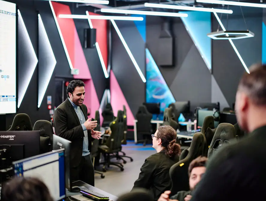 Prins computer science lecturer teaching in esports arena