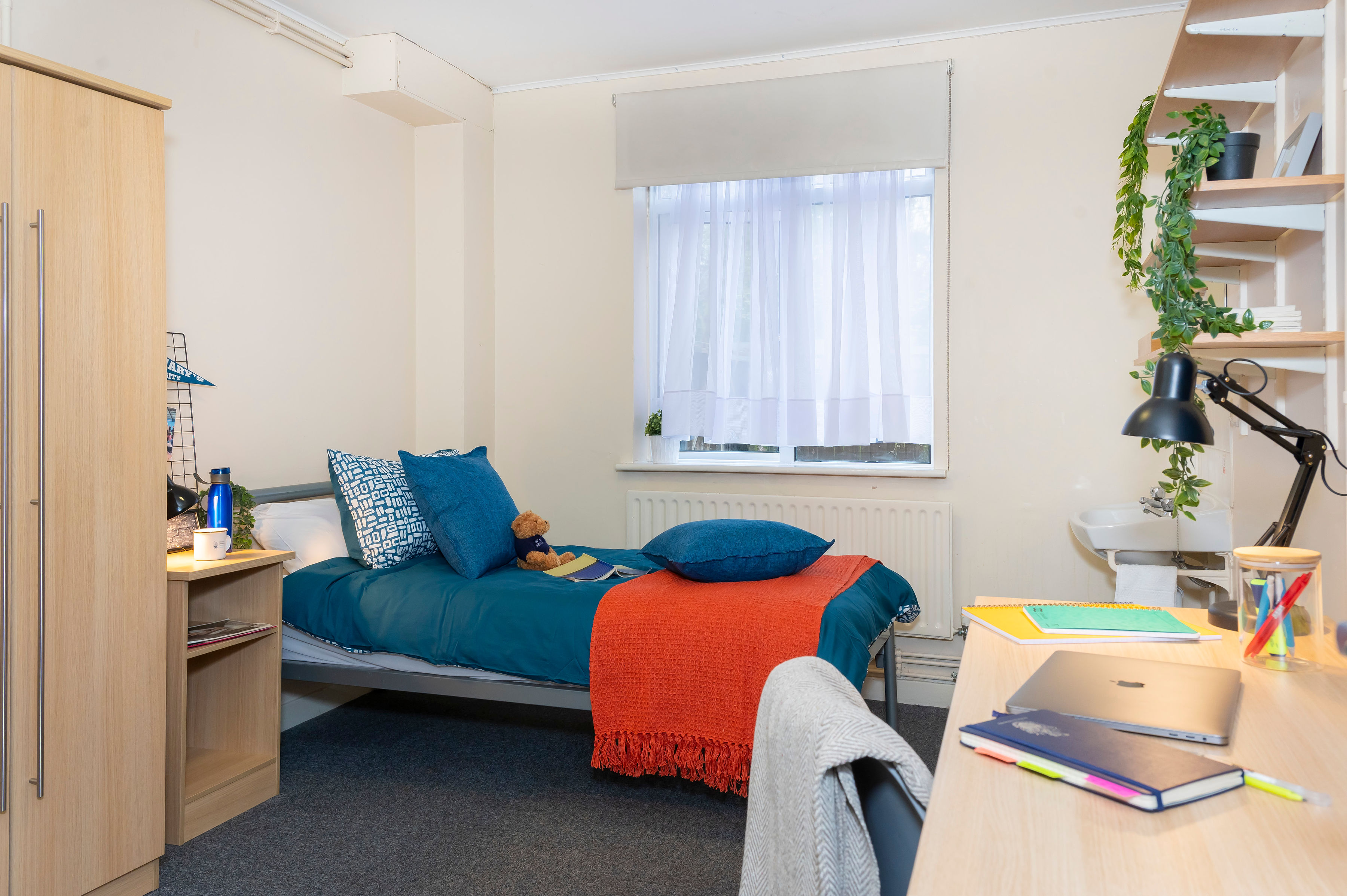 Clive single bedroom with a desk