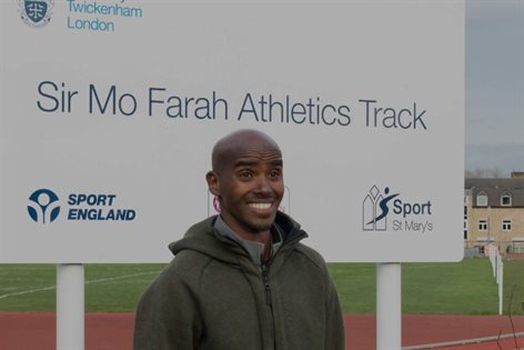 mo-farah-in-front-of-track-sign